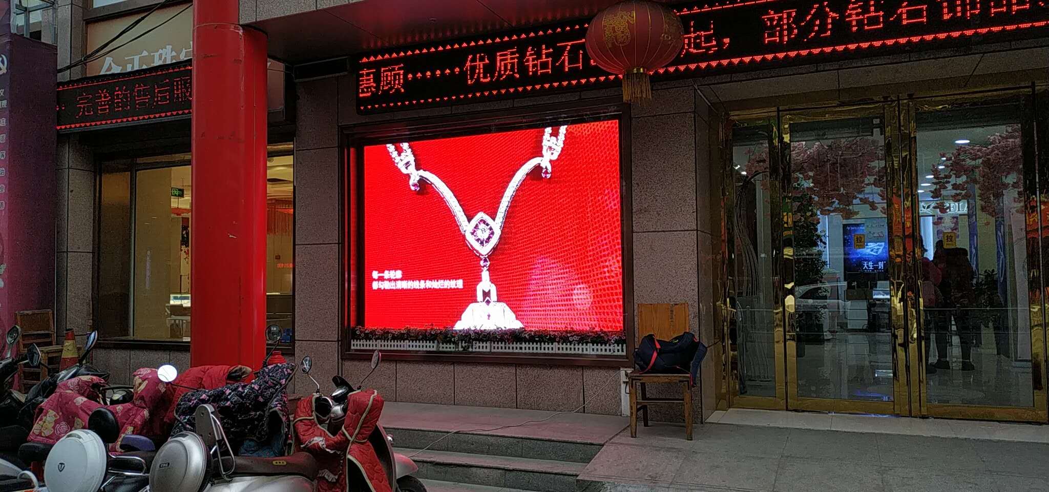 店铺不够吸引人？透明LED显示屏让你的店铺脱颖而出！(图1)